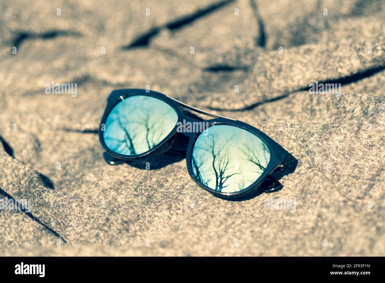 Lunettes de soleil mode avec verres bleus Shoot dehors dans un jour d'été gros plan. Mise au point sélective Banque D'Images