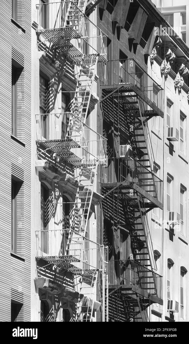 Photo en noir et blanc des bâtiments avec des évasions de feu, New York City, Etats-Unis. Banque D'Images