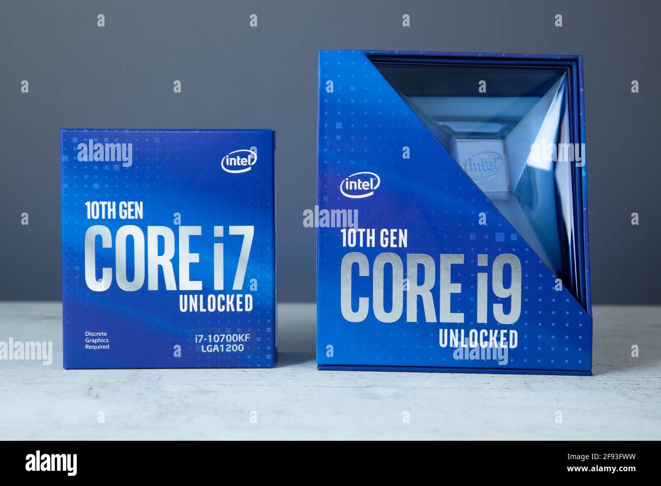 Prague, CZ-14 janvier 2021: Comparez les processeurs dans Box. Processeur Intel Comet Lake-S 10 Core i9 10900K de 10e génération et processeur i7 pour PC de bureau. Illustration E Banque D'Images