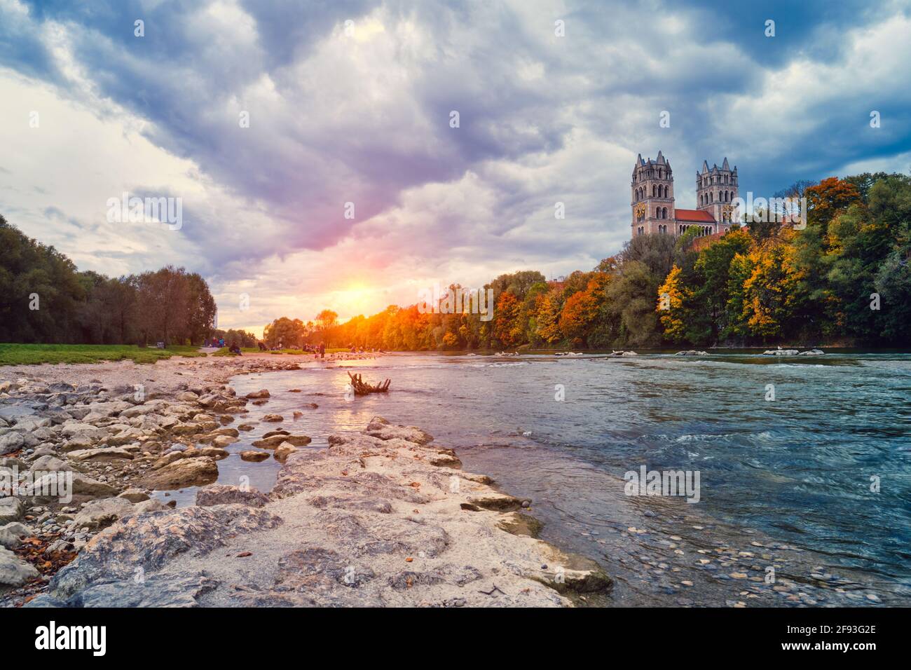Rivière Isar, parc et église St Maximilian depuis le pont de Reichenbach. Munchen, Bavière, Allemagne. Banque D'Images