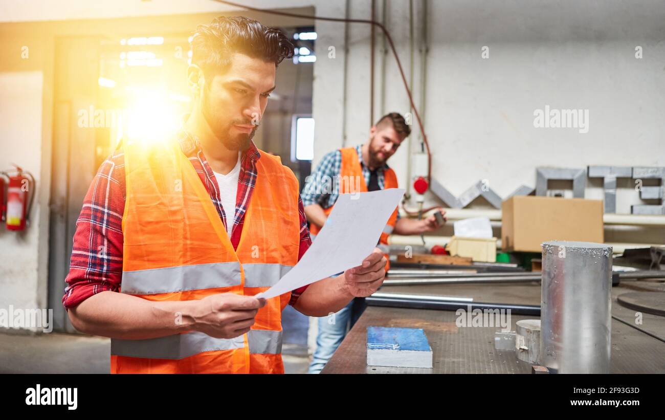 Employé d'entrepôt ou employé d'entrepôt avec une commande pour un commande dans l'entrepôt Banque D'Images