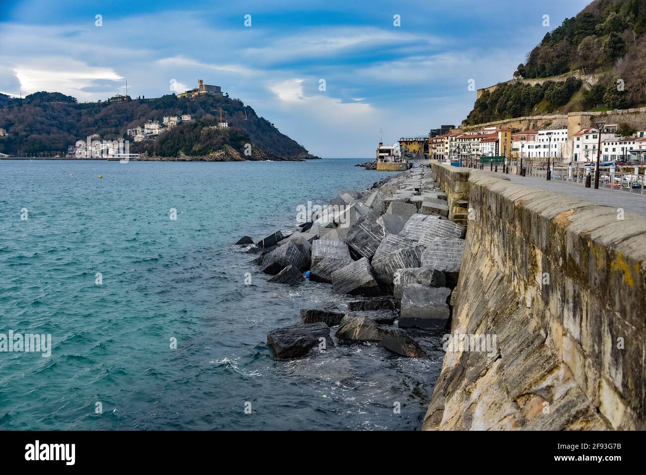 San Sebastian, Espagne - 2 avril 2021 : murs du port et vue sur la baie de la Concha depuis la vieille ville de San Sebastian Banque D'Images