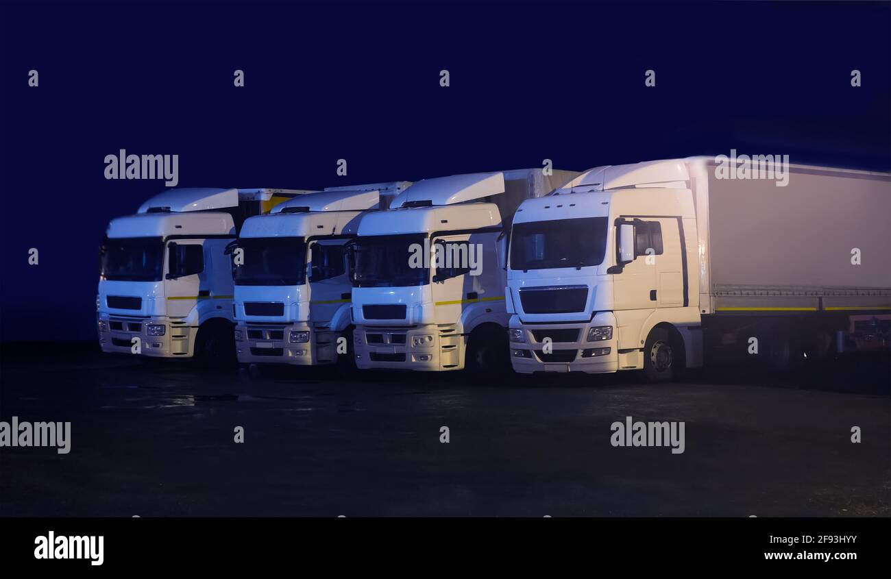 Gros camions la nuit dans le parking Banque D'Images