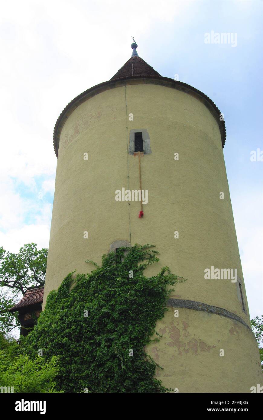 Le conte de fées Raiponce tire-bouchon suspendu de la tour de guet à Dinkelsbuhl, Bavière, Allemagne Banque D'Images