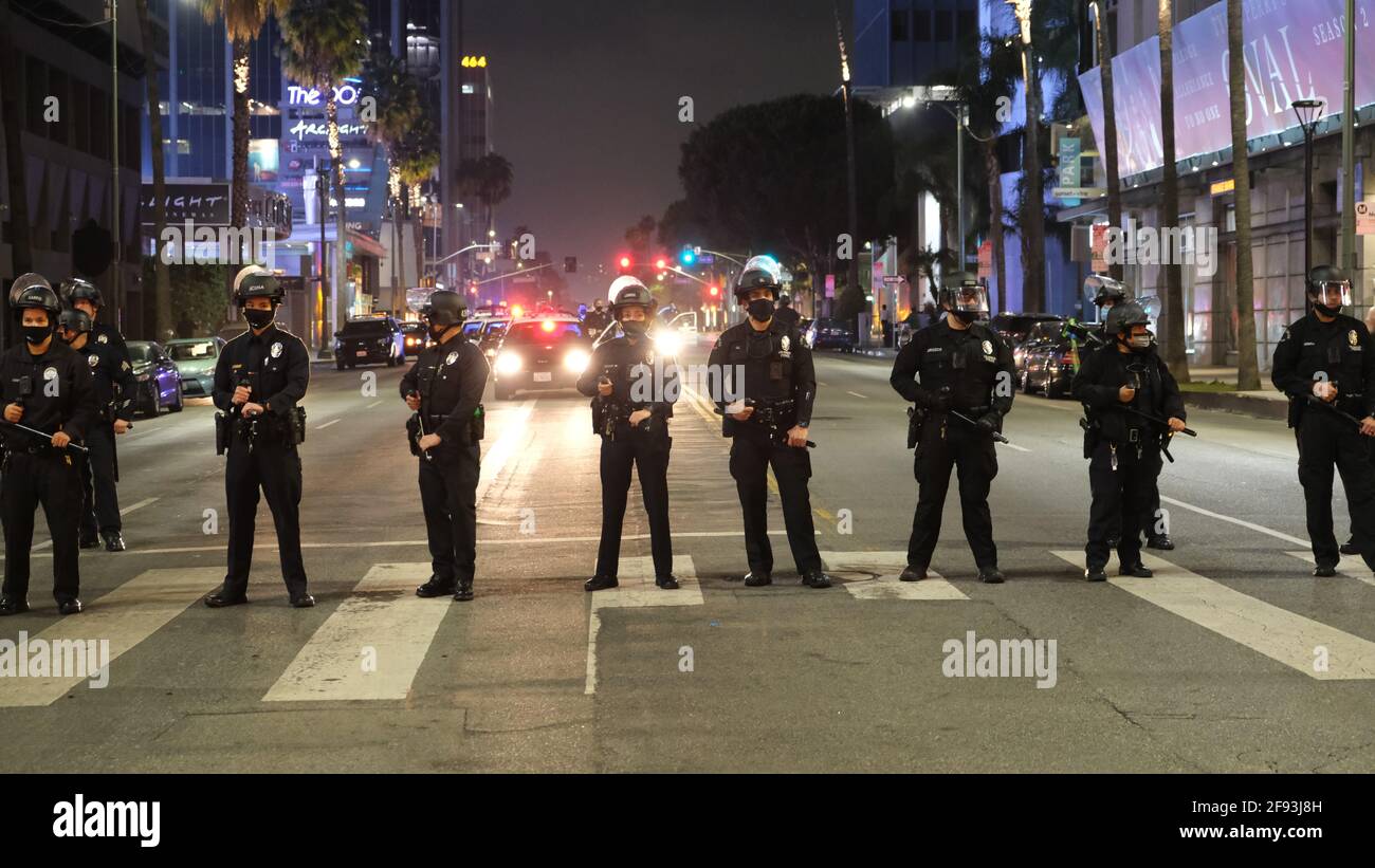 Los Angeles, Californie, États-Unis. 16 avril 2021. Des policiers bloquent Sunset Blvd. Après avoir déclaré une assemblée illégale lors d'une manifestation demandant la justice pour Daunte Wright. Crédit : jeunes G. Kim/Alay Live News Banque D'Images
