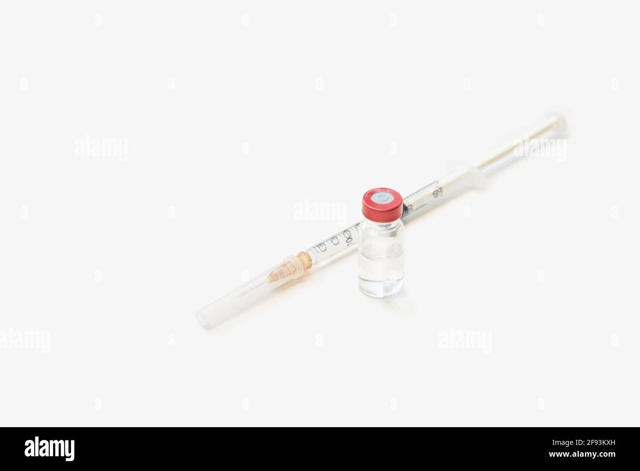 Bouteille avec injection. Concept de grippe de laboratoire de pharmacie.  Verre de seringue de vitamine Photo Stock - Alamy