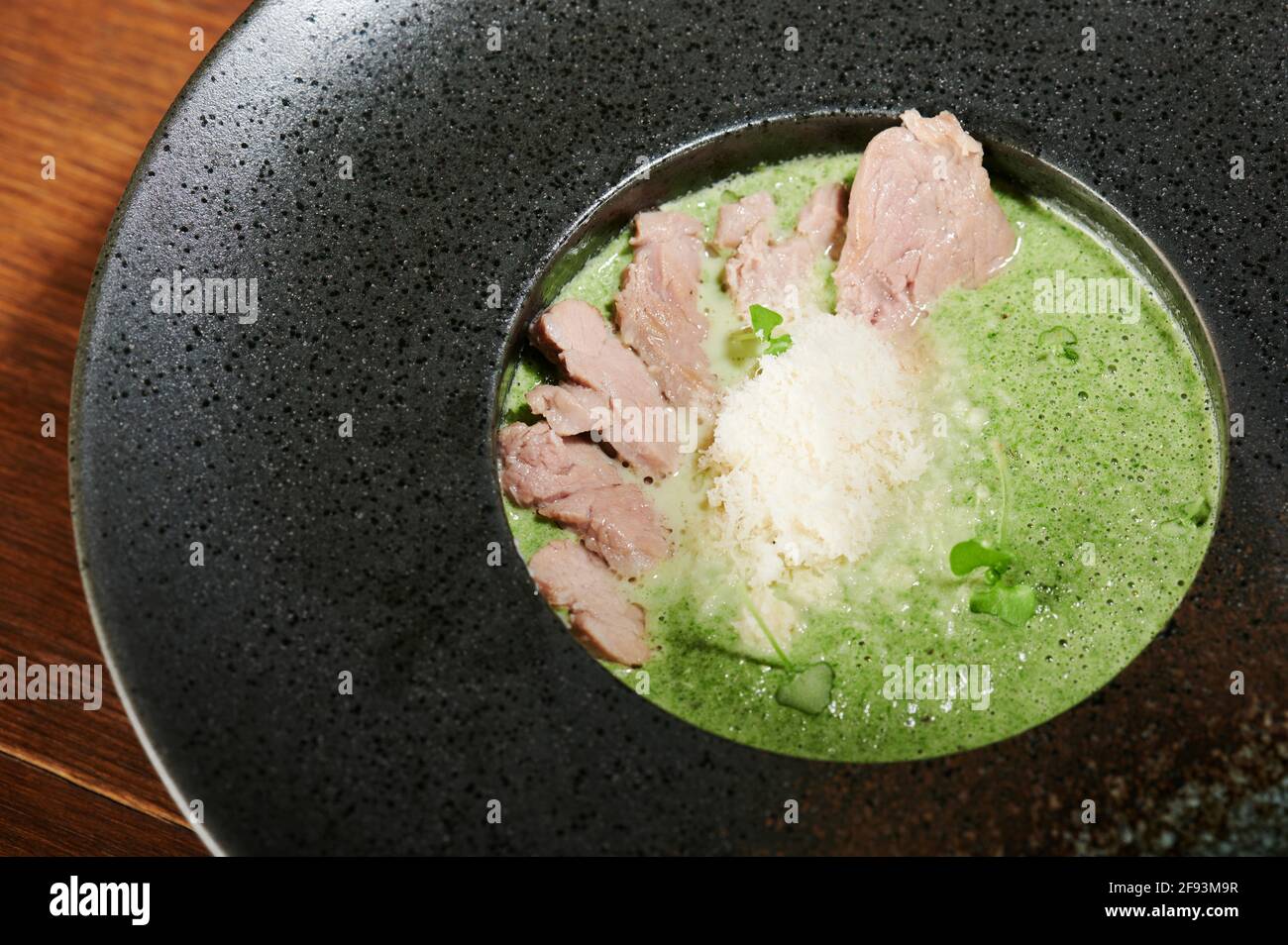 Soupe verte avec viande et fromage vue rapprochée Banque D'Images