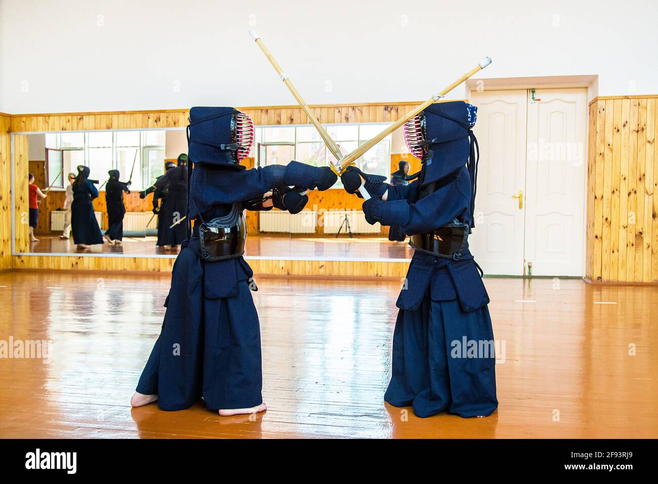 L'art martial japonais de combattre l'épée. École pour enfants et adultes  Photo Stock - Alamy