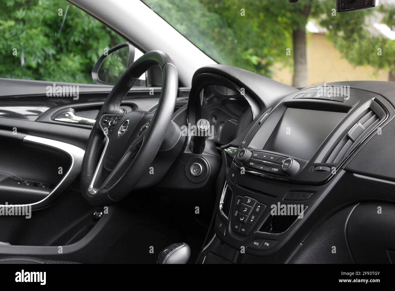 Chernihiv, Ukraine - 16 juin 2018 : intérieur de voiture Opel Insignia. Peau noire. Vue de l'intérieur d'une automobile moderne montrant le tableau de bord Banque D'Images