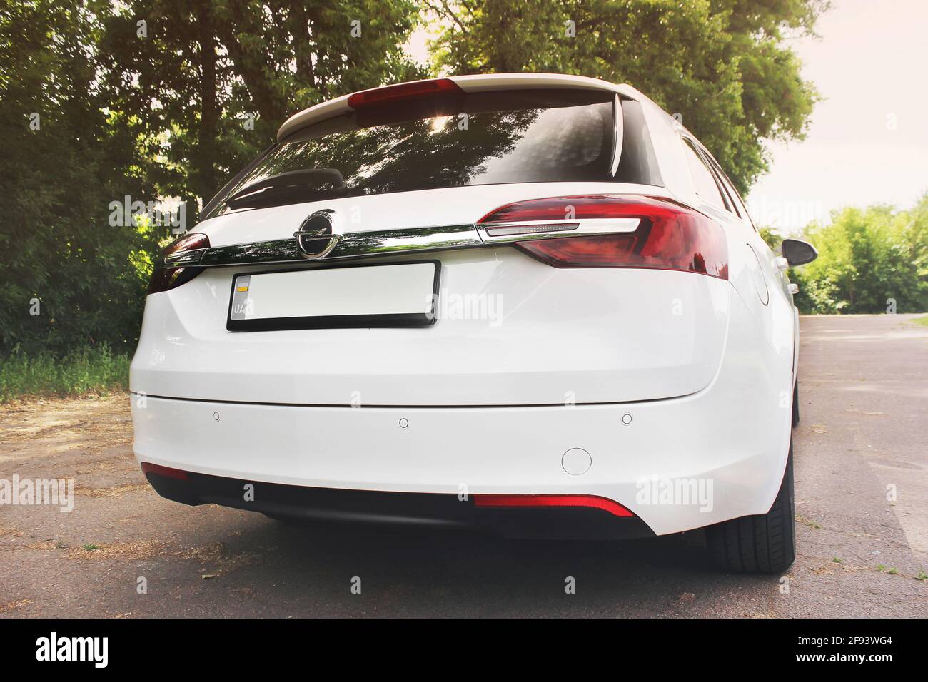 Chernihiv, Ukraine - 16 juin 2018 : Insignia Opel blanc sur la route Banque D'Images