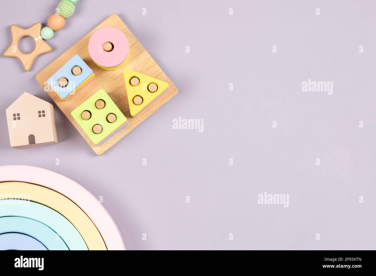 Jouets pour enfants sur fond gris clair. Développement durable de la petite enfance produits pour bébés et jouets en bois de couleur pastel naturelle. Vue de dessus, plan d'appartement Banque D'Images