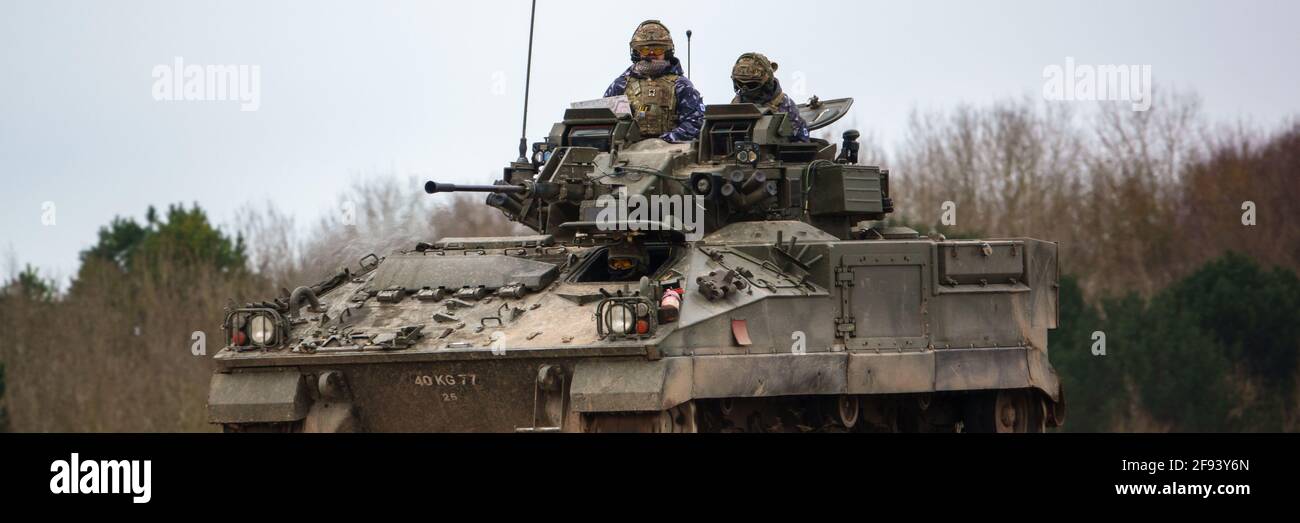 Le guerrier FV510 de l'armée britannique a suivi des chars blindés de combat pour véhicules d'infanterie légère sur les manœuvres des terrains d'entraînement militaire de Salisbury Plain, Wiltsh Banque D'Images