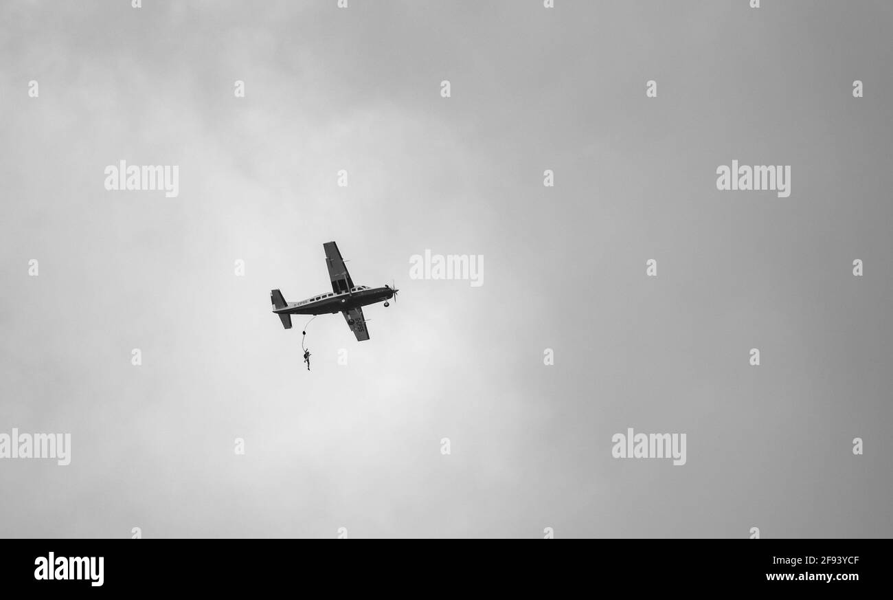 Cessna 208B un avion léger Grand Caravan lâchant un parachutiste une ligne statique Banque D'Images