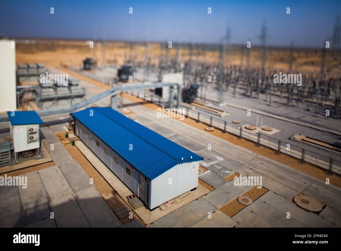 Région de Kzylorda/Kazakhstan - Mai 01 2012 : centrale à gaz moderne dans le désert. Image partiellement floue avec effet d'inclinaison. Banque D'Images