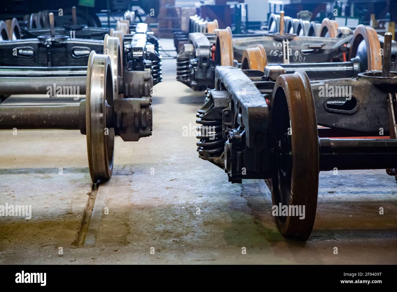 Usine de construction de voitures de train. Roues et bogies de wagons. Faible profondeur de champ Banque D'Images