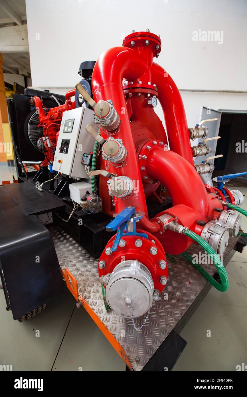 Ouralsk (Oral)/Kazakhstan - Mai 05 2012: Usine de production de machines. Gros plan de la pompe à eau diesel pour camion d'incendie. Banque D'Images