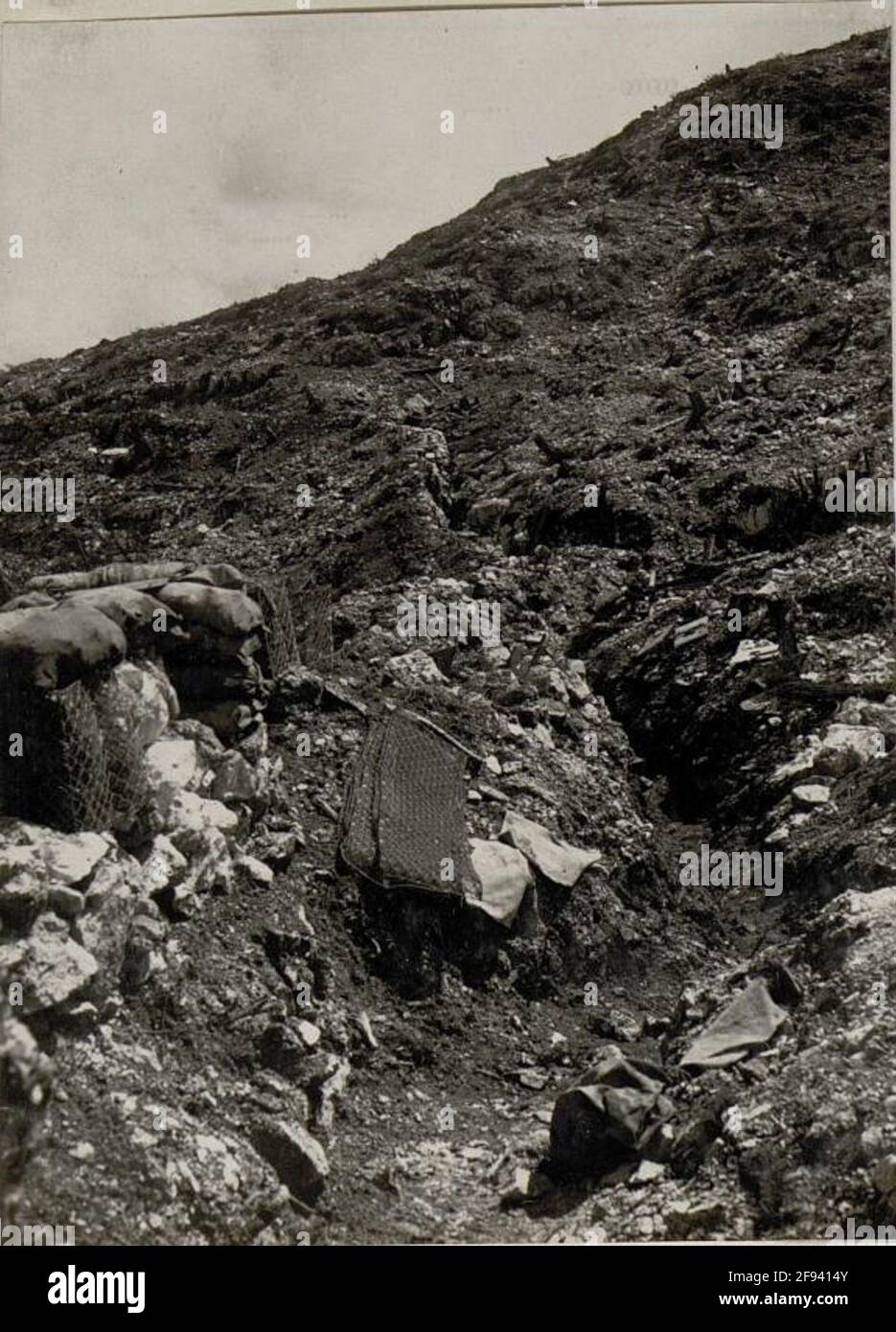 Monte Forno, tranchées plaquées après le feu de tambour. Banque D'Images