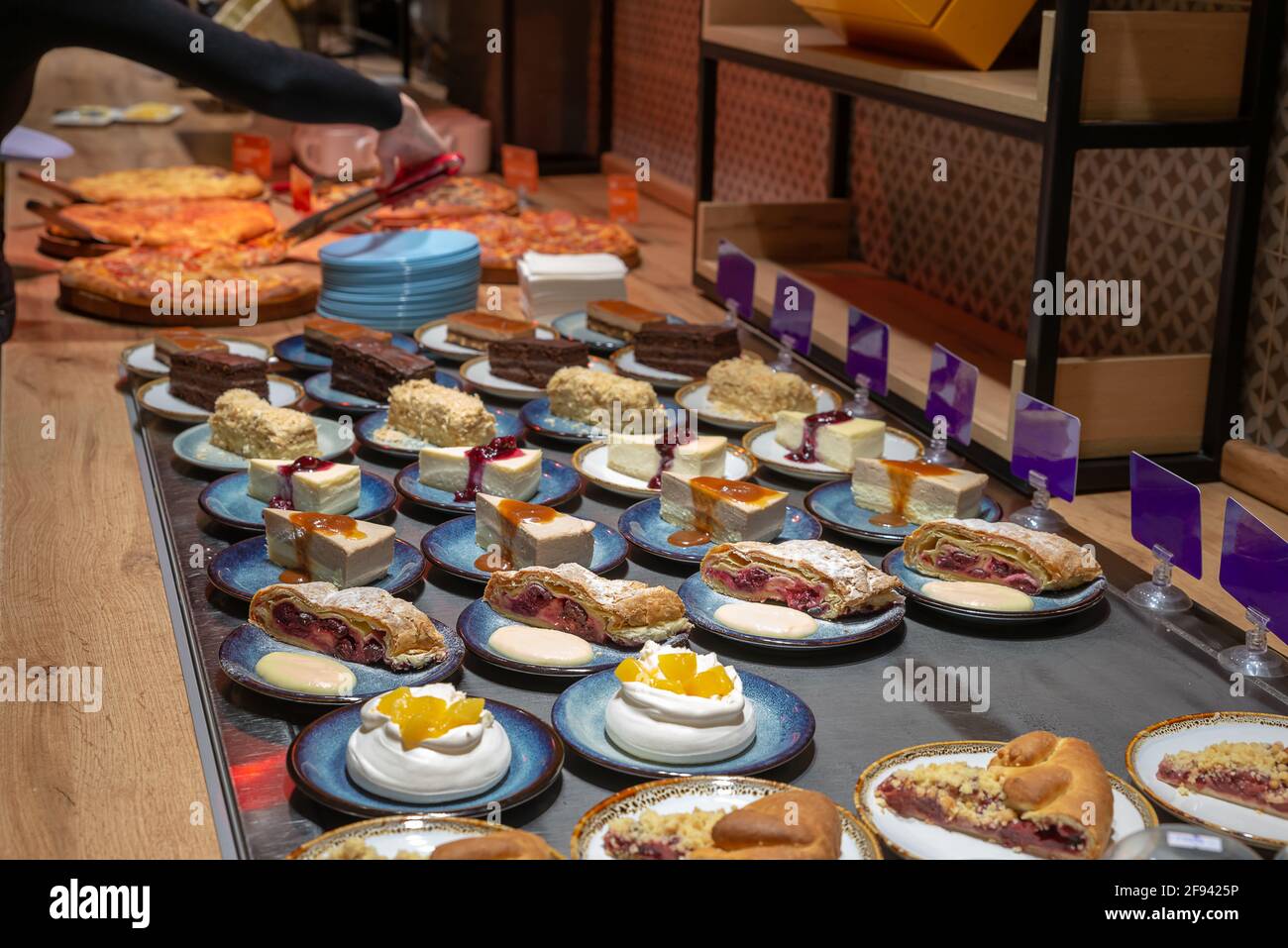 Vitrine avec cheesecake, gâteaux, muffins, macarons et pâtisseries dans le magasin. Bonbons dans le réfrigérateur pour les vacances. Gâteaux et pâtisseries pour tous Banque D'Images