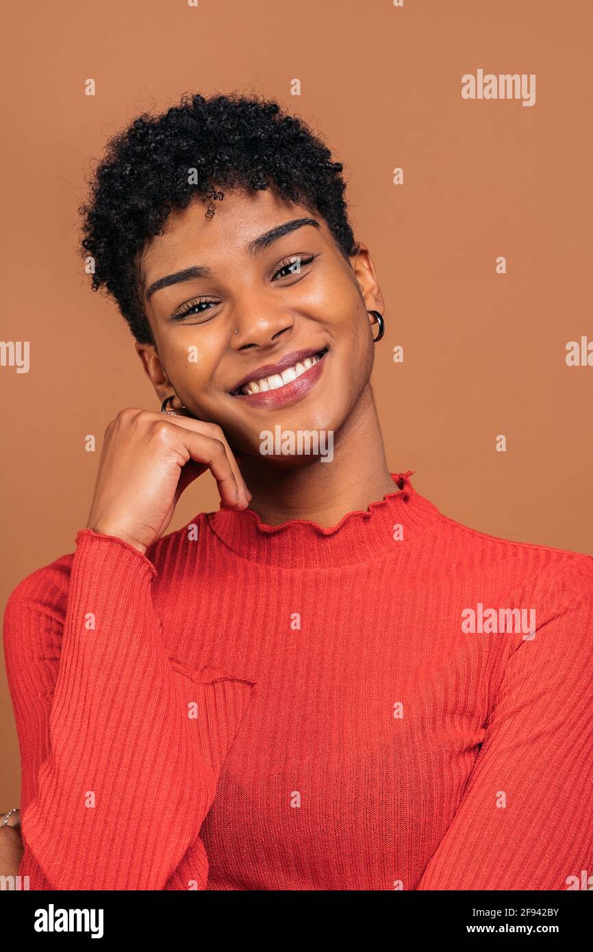 Photo de la belle femme noire souriant et s'amusant en studio. Banque D'Images