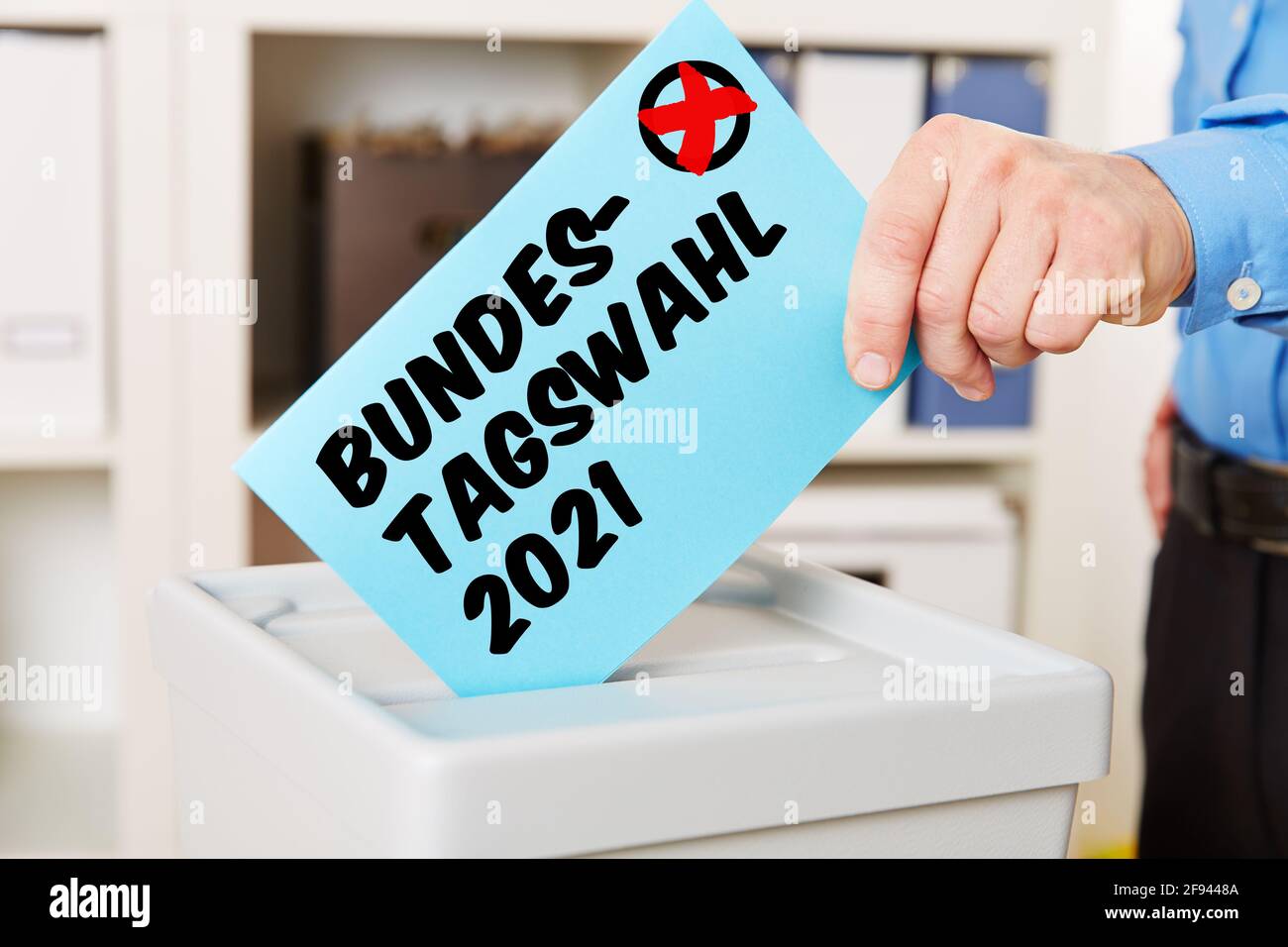 Vote à la main pour le Bundestag (élection fédérale en allemand) en 2021 Banque D'Images
