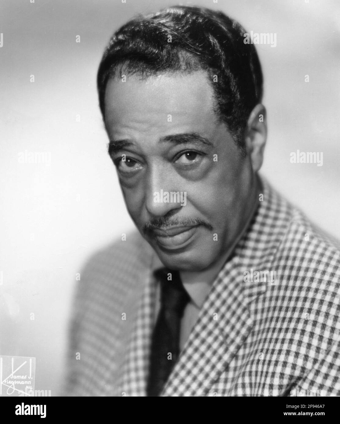 DUKE ELLINGTON début des années 1960 Portrait par JAMES J. KRIEGSMANN N. Y. publicité pour Associated Booking Corporation Joseph G. Glaser Président Banque D'Images