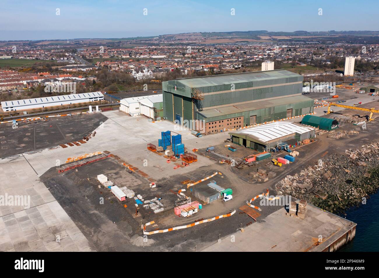 Metil, Écosse, Royaume-Uni. 16 avril 2021. Un chantier de fabrication de Metil à Fife doit rouvrir après avoir obtenu un contrat pour fabriquer huit plates-formes pour éoliennes. Le chantier était auparavant exploité par BiFab, mais a été repris en février par une société londonienne InfraStrata, opérant sous la marque Harland et Wolff. Le contrat concerne le projet Nearon na Gaoithe Offshore Wind (NNG) et devrait créer près de 300 emplois. Photo ; vue générale du chantier de fabrication de Harland & Wolff à Methil. Iain Masterton/Alay Live News Banque D'Images