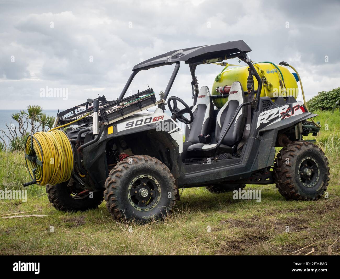 AUCKLAND, NOUVELLE-ZÉLANDE - 15 avril 2021 : vue du véhicule utilitaire Polaris rzr xp 900 efi UTV équipé d'un pulvérisateur à pompe agricole Banque D'Images