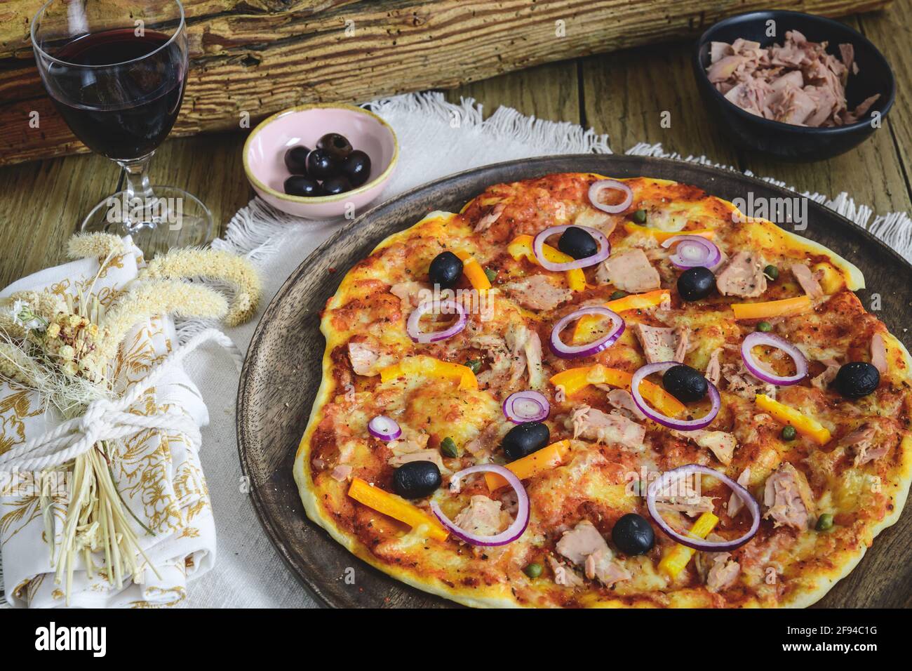Pizza italienne et vin rouge Banque de photographies et d’images à haute résolution Alamy