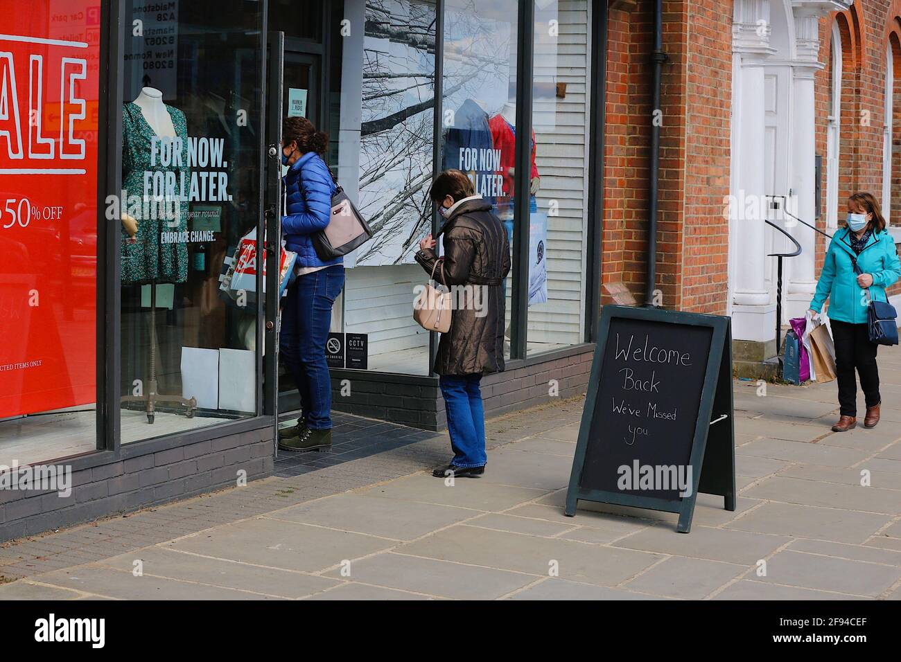 Tenterden, Kent, Royaume-Uni. 16 avril 2021. Météo au Royaume-Uni : ensoleillé dans la ville de Tenterden dans le Kent, les gens sortent et apprécient le temps doux maintenant que les restrictions de verrouillage ont été quelque peu levées. Les gens entrent dans une boutique affichant un retour de bienvenue nous avons manqué vous signer. Crédit photo : Paul Lawrenson /Alay Live News Banque D'Images