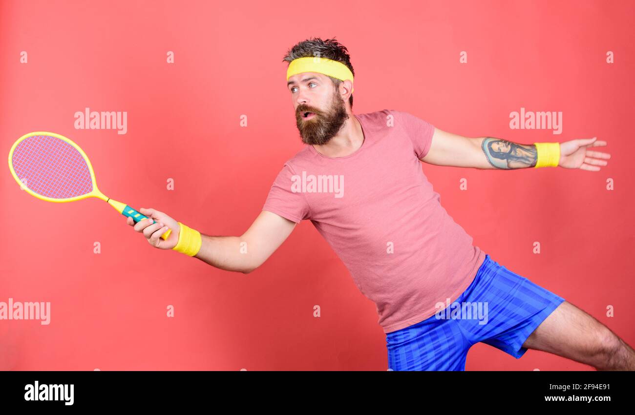 Homme style boxer taille basse tenue de sport. Joueur de tennis débutant  mode rétro. Concentré sur le court de tennis. Sports de tennis et  divertissement. Athlète Photo Stock - Alamy