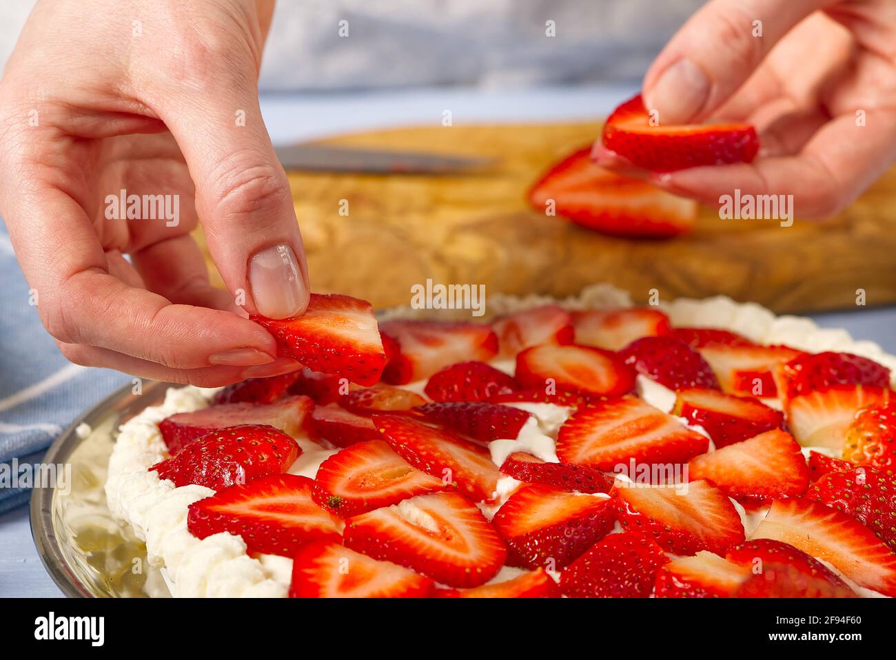 Femme Boulanger Empile Les Fraises Sur La Base De Gateau A La Fraise Meringue Gateau Aux Fraises Fait Maison A Base De Gateau Meringue Et De Creme Aux Fraises Photo Stock Femme Boulanger Empile Les Fraises Sur La Base De Gateau A La Fraise Meringue Gateau Aux Fraises Fait Maison A Base De Gateau Meringue Et De Creme Aux Fraises Photo Stock