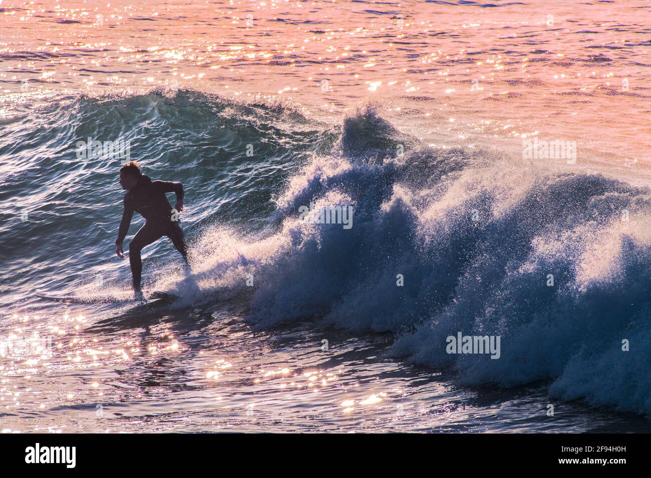La vague d'un surfer dans Fistral à Newquay en Cornouailles. Banque D'Images