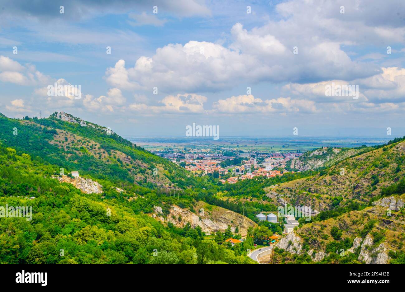 Vue aérienne de la ville bulgare Asenovgrad Banque D'Images