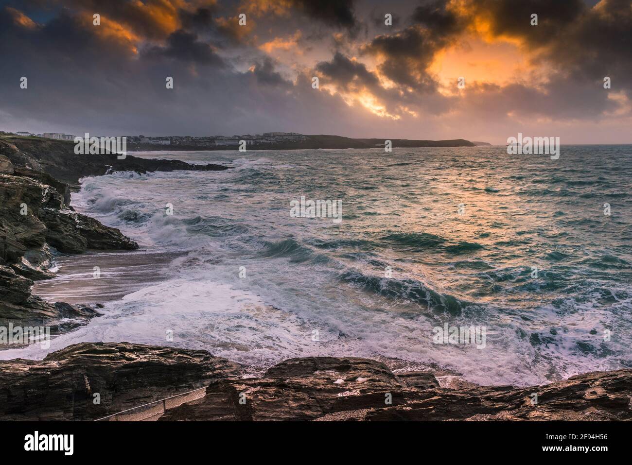 Un spectaculaire coucher de soleil de Cornouailles au-dessus de la baie de Fistral à Newquay. Banque D'Images