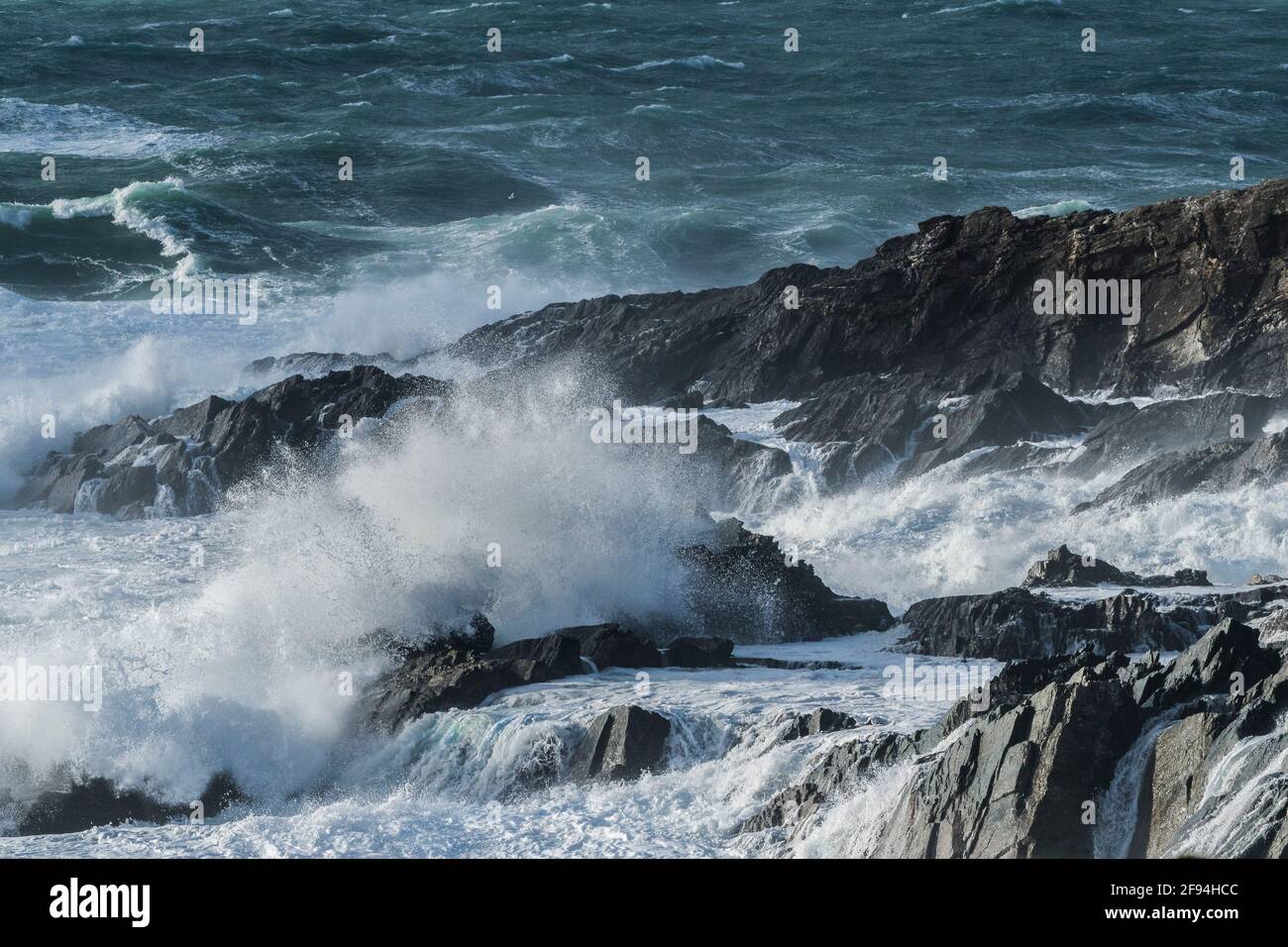 Vagues se brisant au-dessus des rochers de Cribbar sur la côte de Towan Head à Newquay, dans les Cornouailles. Banque D'Images