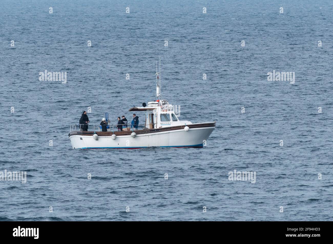 Le bateau de pêche Mystique dans la baie de Newquay sur la côte nord de Cornwall. Banque D'Images