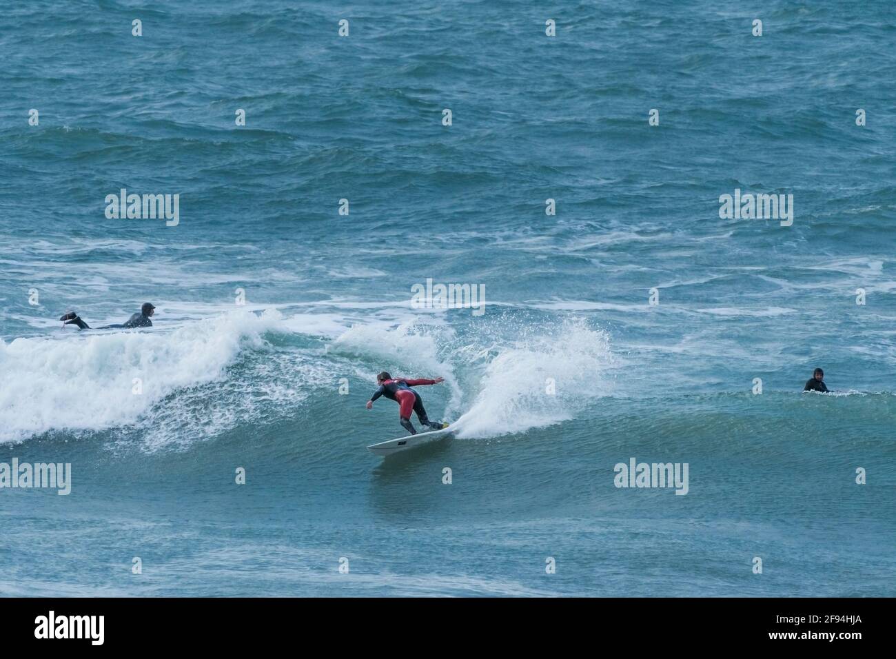 Surfeurs à Little Fistral à Newquay, en Cornouailles. Banque D'Images