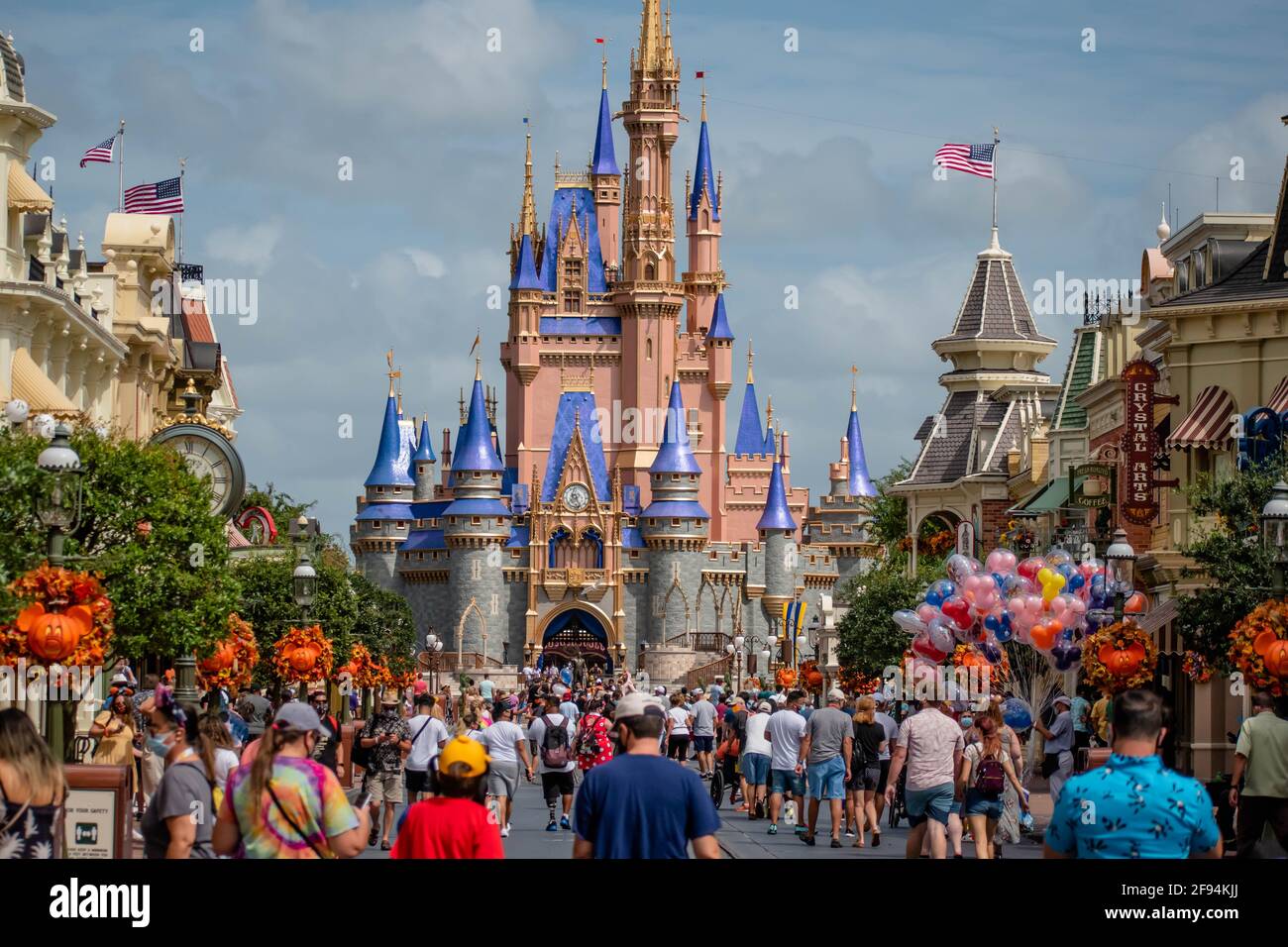 Orlando, Floride. 21 septembre 2020. Vue partielle sur la rue principale et le château de Cendrillon dans Magic Kingdom (60) Banque D'Images