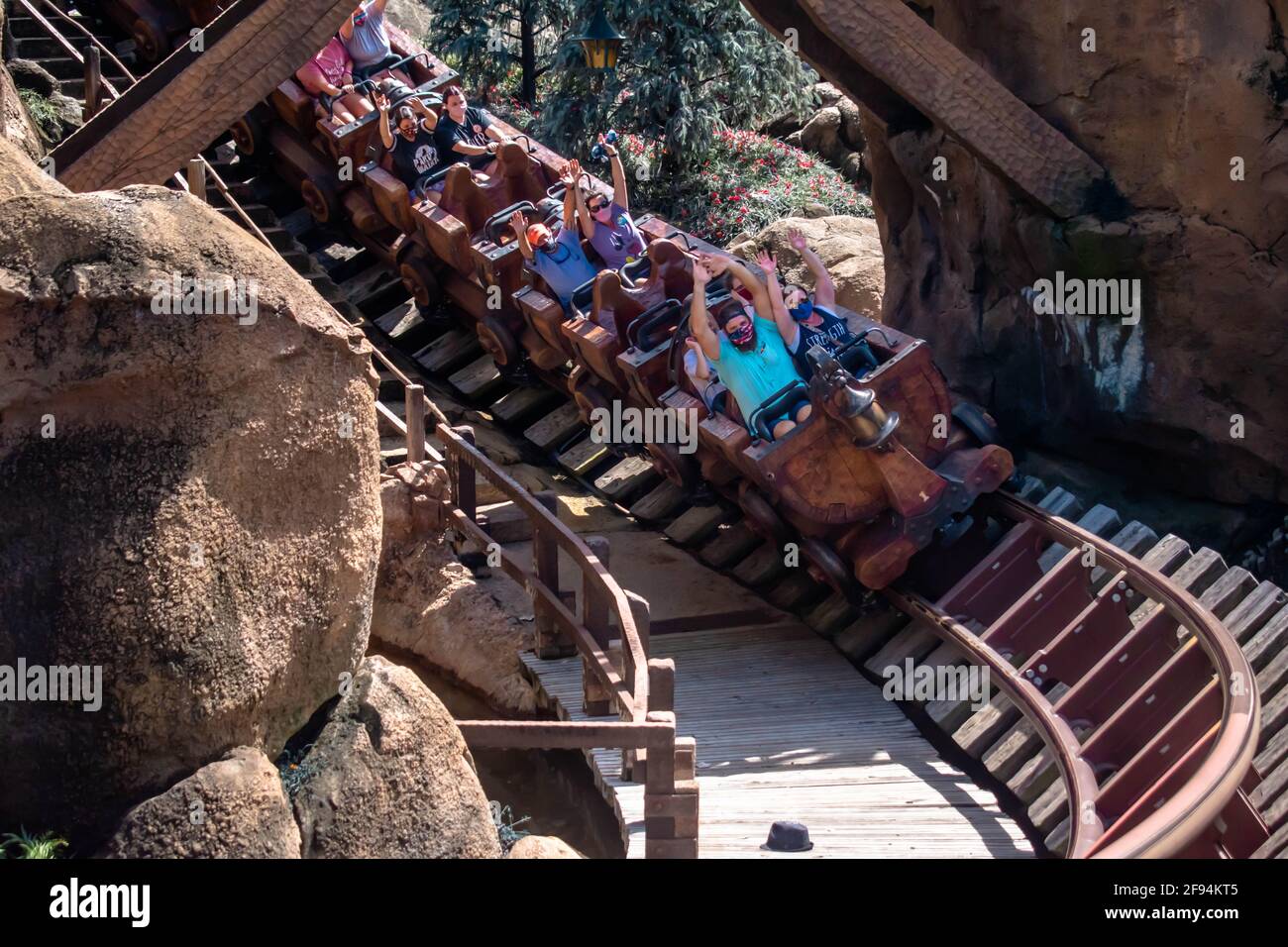 Orlando, Floride. 21 septembre 2020. Personnes profitant du train de la mine de sept Dwarf dans Magic Kingdom (157) Banque D'Images