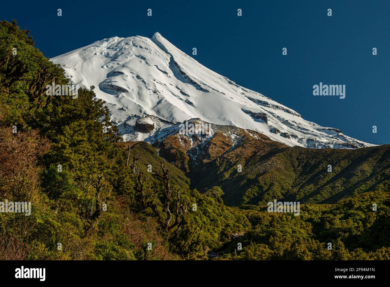 La neige couvrait le mont Taranaki, un volcan semi-dormant de l'île du nord de la Nouvelle-Zélande. Banque D'Images