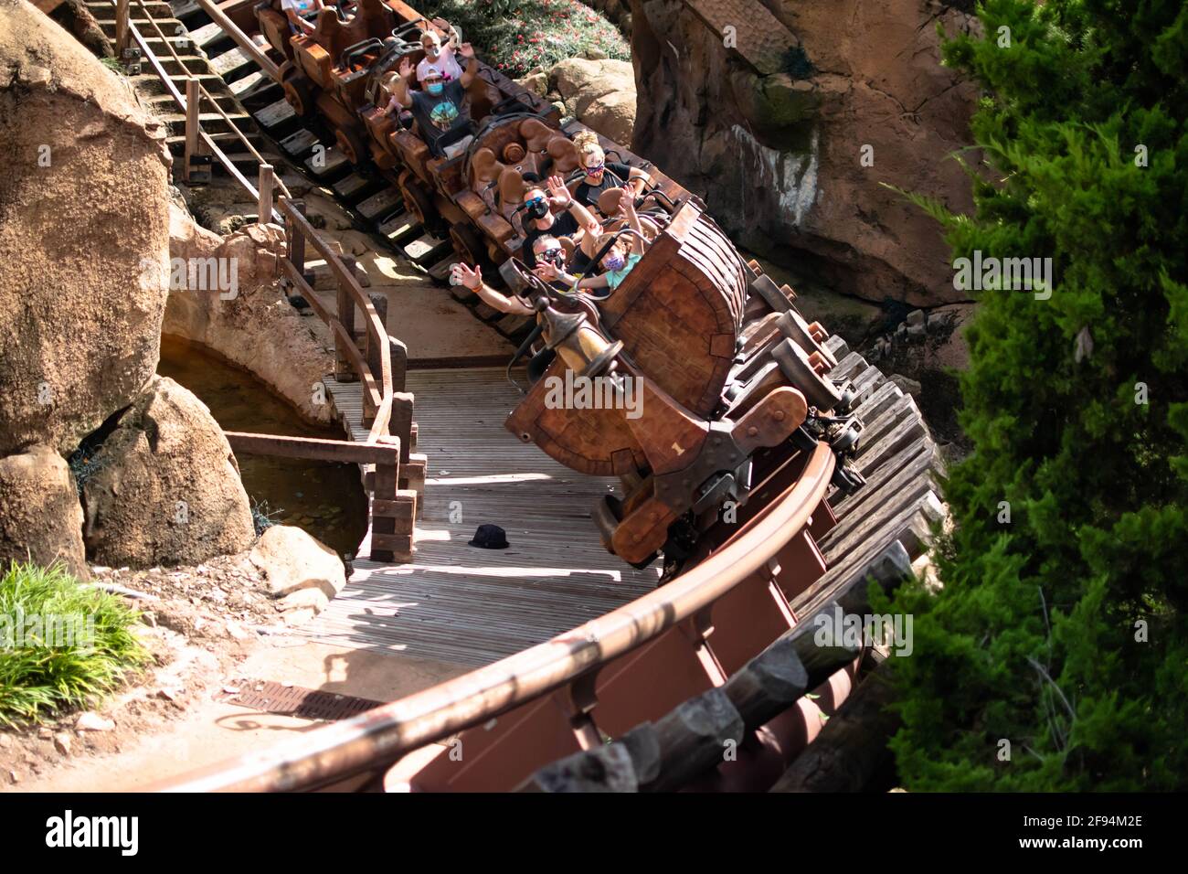 Orlando, Floride. 21 septembre 2020. Personnes profitant du train de la mine de sept Dwarf dans Magic Kingdom (168) Banque D'Images