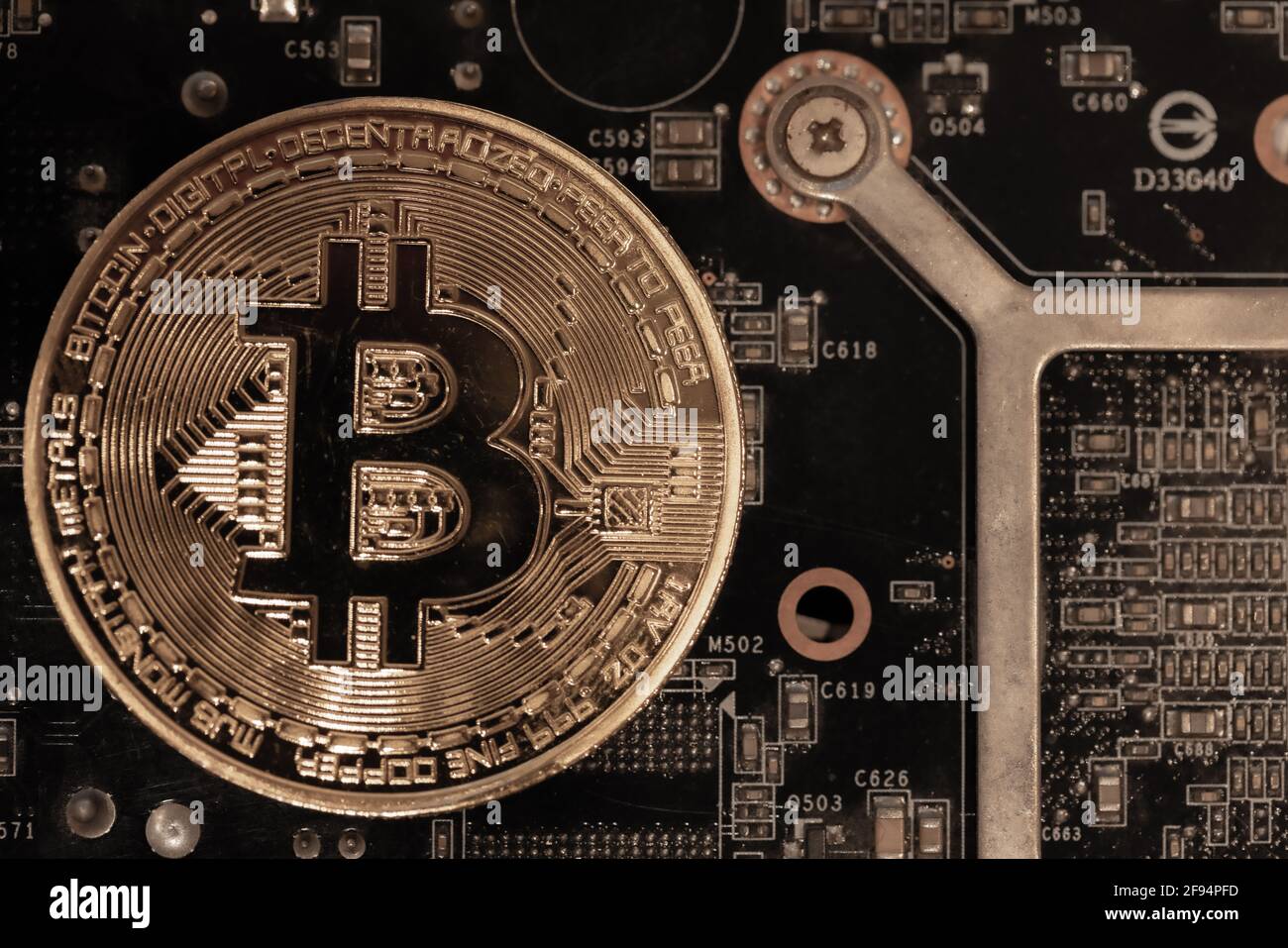 Les bitcoins se trouvent sur la carte vidéo, concept de l'exploitation minière. Monnaie virtuelle électronique pour les services bancaires en ligne et le paiement par réseau international. Symbole de la crypto-monnaie. Photo de haute qualité Banque D'Images