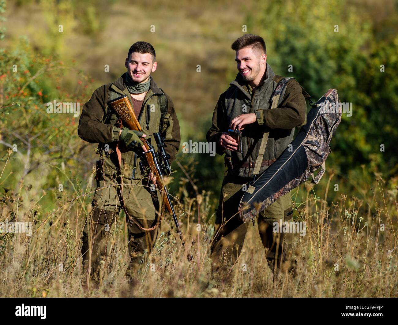 Chasseurs d homme avec fusil. Camp d entrainement. Competences de chasse et equipement d armes. Comment transformer la chasse en passe temps. Tenue militaire mode. Amitie des hommes Photo Stock Alamy