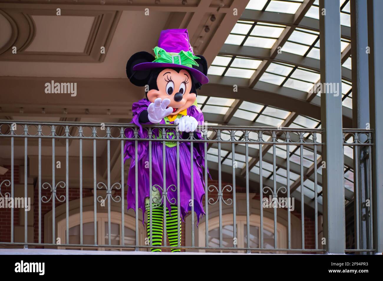 Orlando, Floride. 02 septembre 2020. PLUT et Mickey Mouse en signe de main depuis le balcon de Walt Disney World Railroad i Banque D'Images
