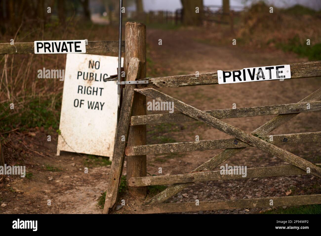 Terrain privé pas de panneaux d'entrée, pas de panneau de droit de passage public au Royaume-Uni Banque D'Images