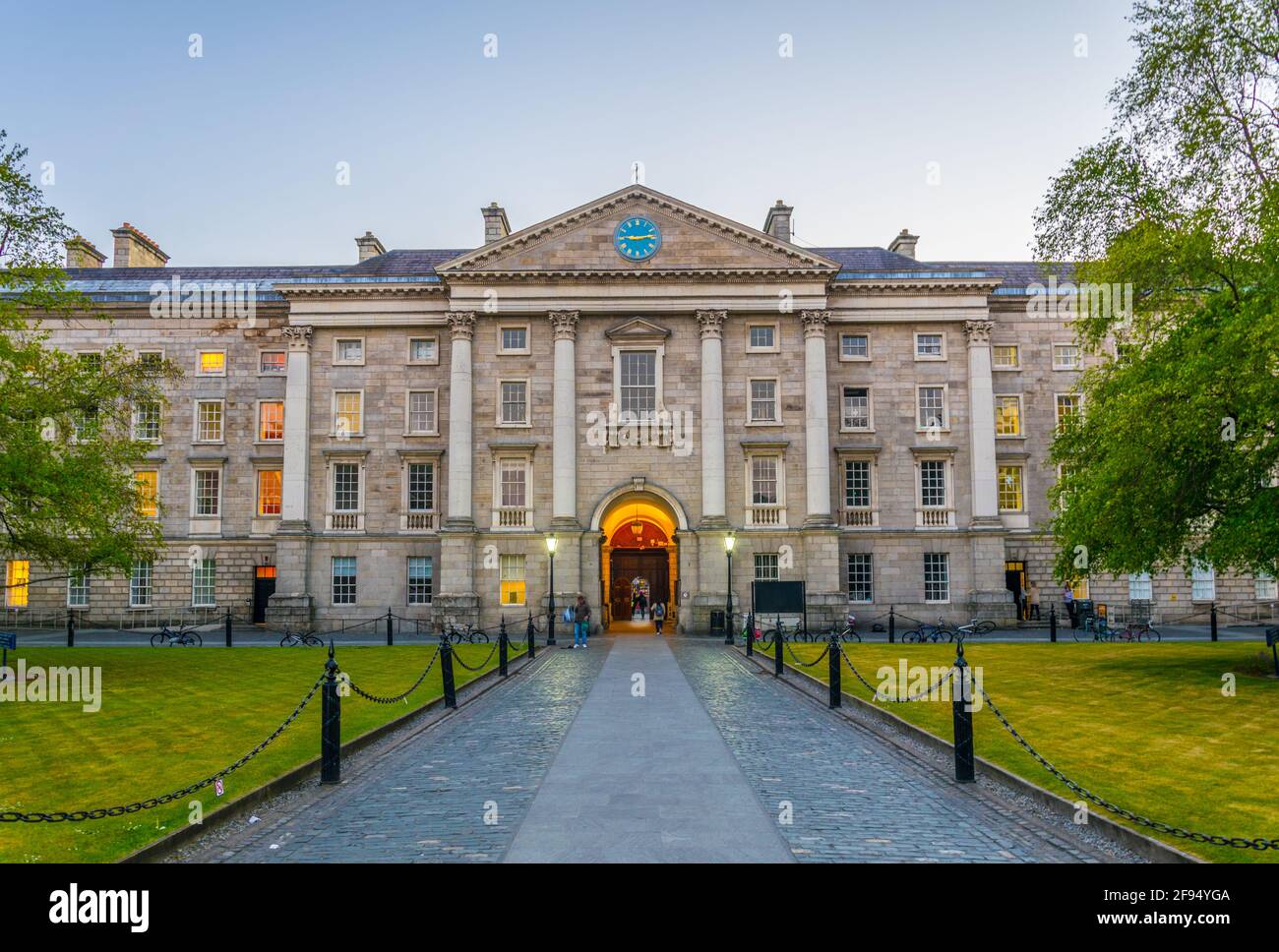 Vue sur un bâtiment situé sur la place du Parlement à l'intérieur du campus de trinity College à Dublin, Irlande Banque D'Images