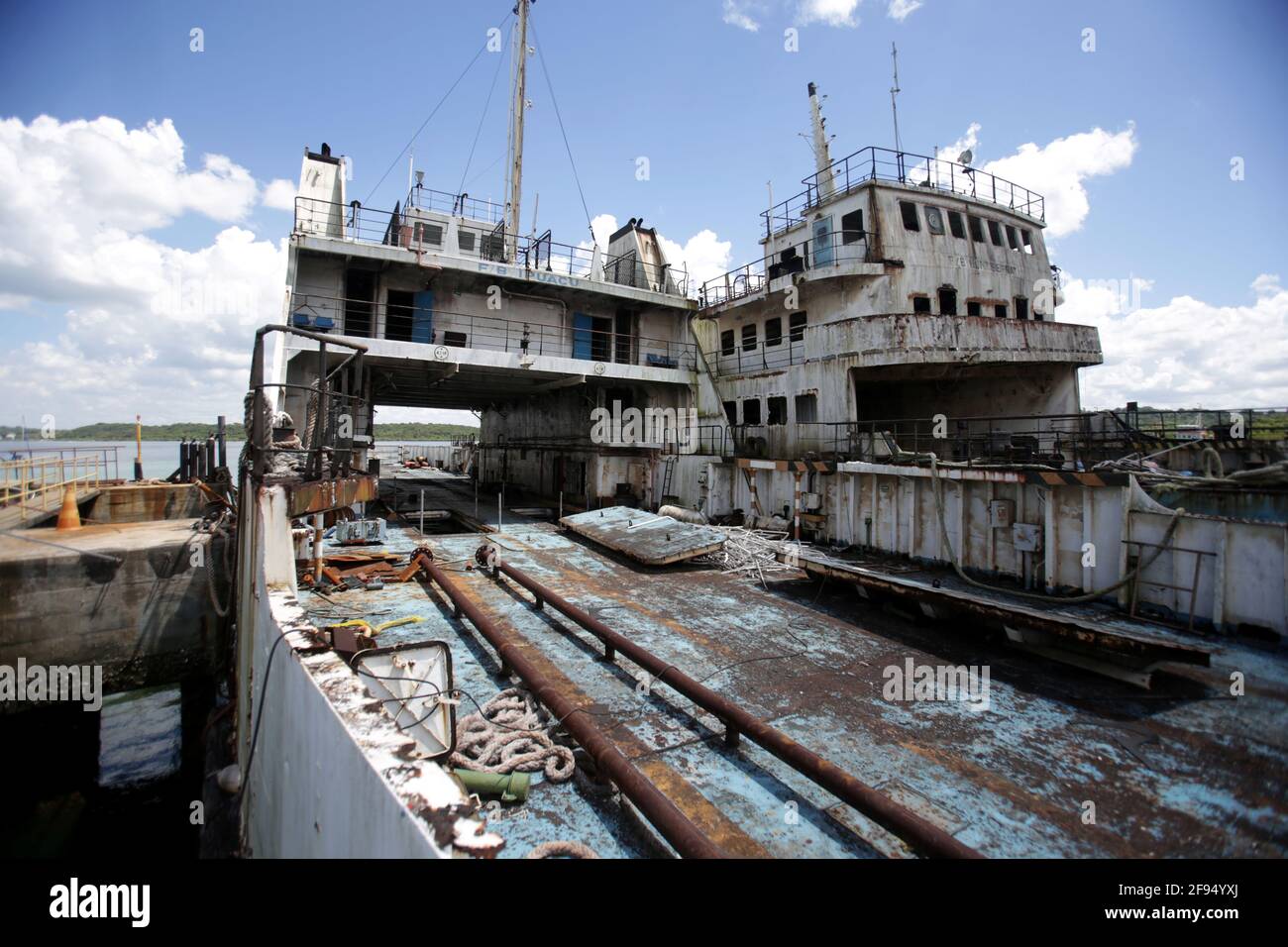 salvador, bahia, brésil - 26 avril 2019 : des raies des ferries de Monte Serrat et Ipuacu amarrés à la marina d'Aratu à Baia de Todos os Santos. *** L Banque D'Images