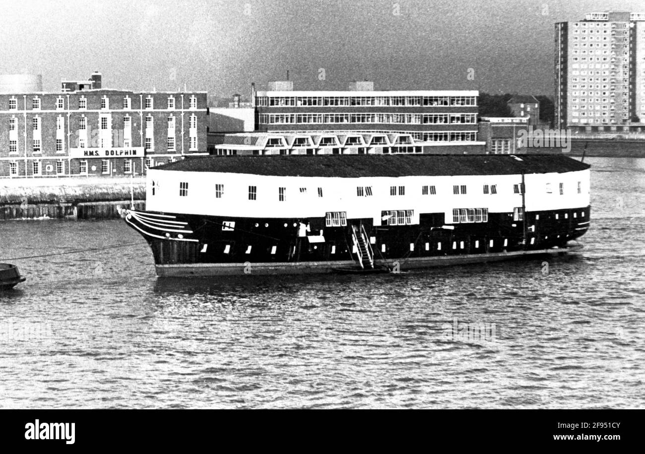 AJAXNETPHOTO. 1971. PORTSMOUTH, ANGLETERRE. - DÉPART D'UN ANCIEN COMBATTANT - LE HULK DE EX HMS GANNET (EX GANNET, EX T.S.MERCURY) EST REMORQUÉ HORS DE LA BASE NAVALE APRÈS UNE BRÈVE REMISE EN PLACE. NAVIRE RESTAURÉ EXPOSÉ À CHATHAM HISTORICAL DOCKYARD.PHOTO:JONATHAN EASTLAND/AJAX REF:711912 1 Banque D'Images