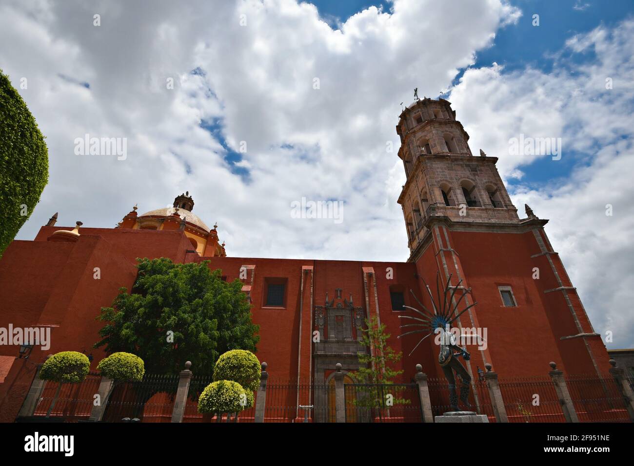 Vue extérieure panoramique sur la cathédrale de style baroque Templo de San Francisco de Asís, dans le centre historique de Santiago de Querétaro, au Mexique. Banque D'Images