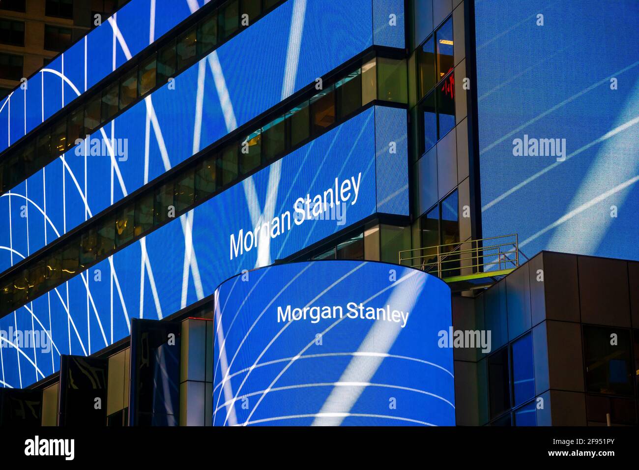 New York, États-Unis. 12 décembre 2018. New York, NY/USA-12 décembre 2018 Morgan Stanley s'engage dans l'auto-promotion sur l'affichage numérique de son bâtiment à New York le mardi 12 décembre 2018. (Photo de Richard B. Levine) crédit: SIPA USA/Alay Live News Banque D'Images